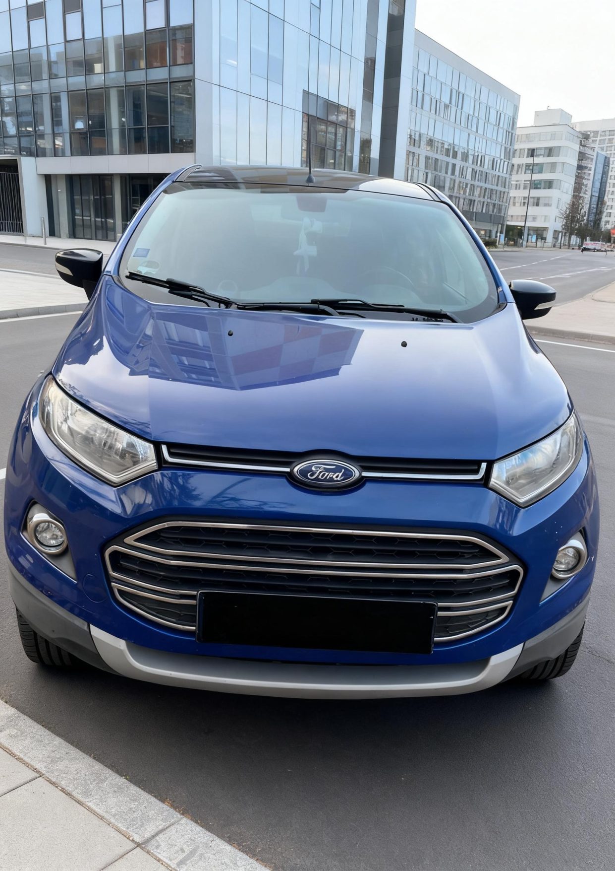 Blauwe Ford EcoSport geparkeerd